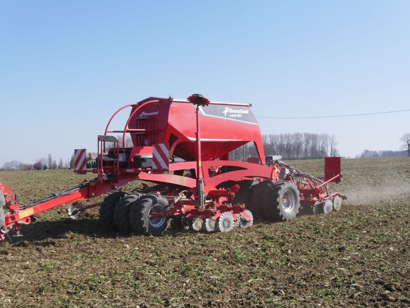 Kverneland u-drill, universal seed drill combination - seedbed preparation and levelling