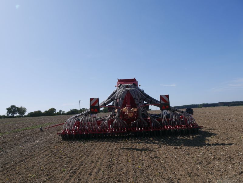 Kverneland u-drill, universal seed drill combination - seedbed preparation and levelling