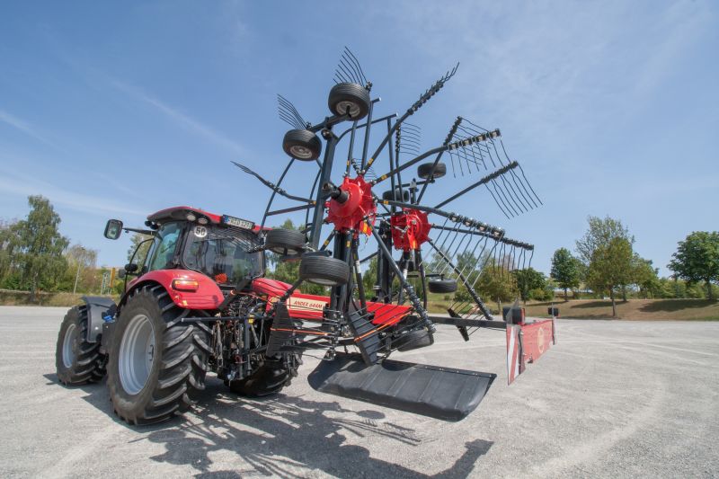 Double Rotor Rakes - VICON ANDEX 705 EVO - 705 VARIO, high performance and TerraLink Plus cardanic rotor providing improved quality of forage