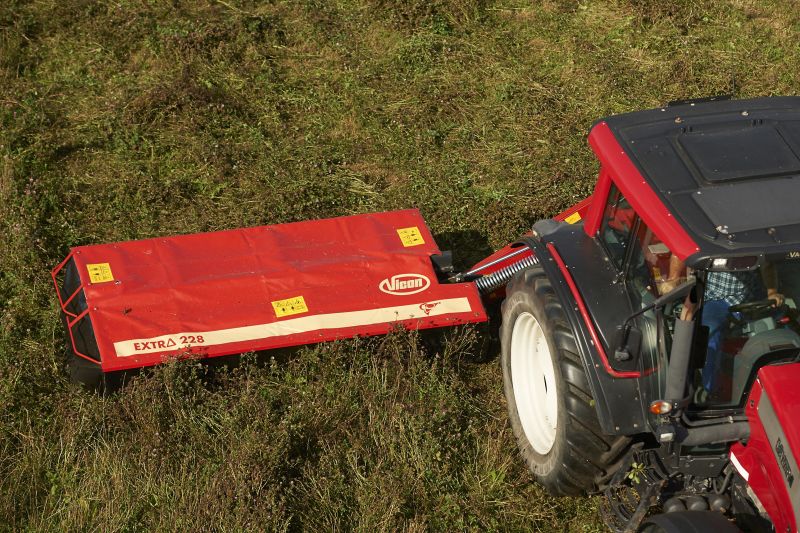 Plain Mowers - VICON EXTRA 228 - 232 - REAR MOUNTED DISC MOWERS, side mounted mowers working angles up to 35°