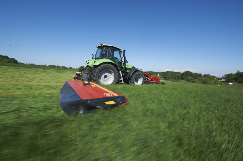 Plain Mowers - VICON EXTRA 328F - 332F - FRONT MOUNTED DISC MOWER, with its responsive headstock makes it easy to use