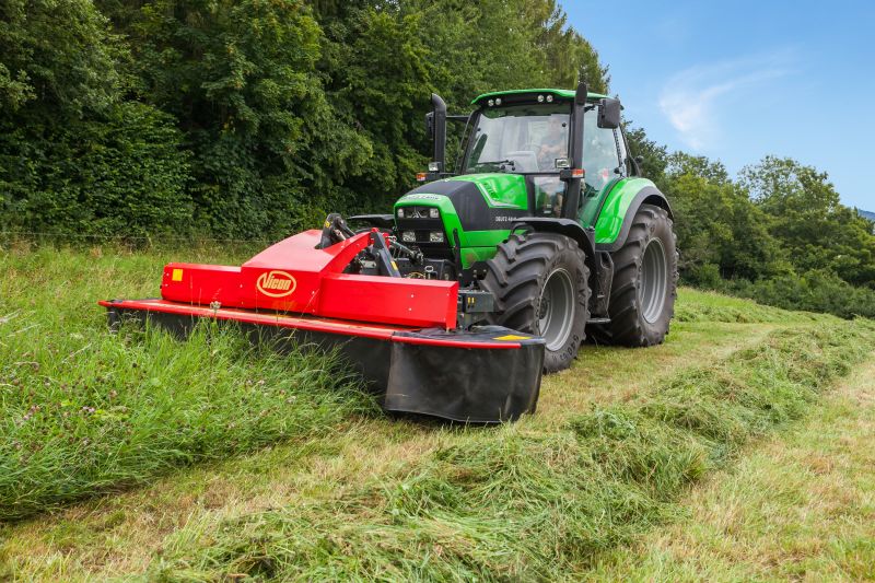 Plain Mowers - Vicon EXTRA 332XF, designed for narrow swathing and wide spreading, first front disc mower with with an actively driven swath former