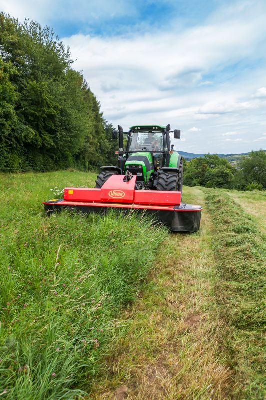 Plain Mowers - Vicon EXTRA 332XF, designed for narrow swathing and wide spreading, first front disc mower with with an actively driven swath former