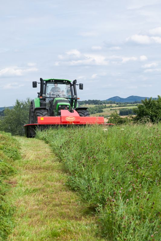 Plain Mowers - Vicon EXTRA 332XF, designed for narrow swathing and wide spreading, first front disc mower with with an actively driven swath former