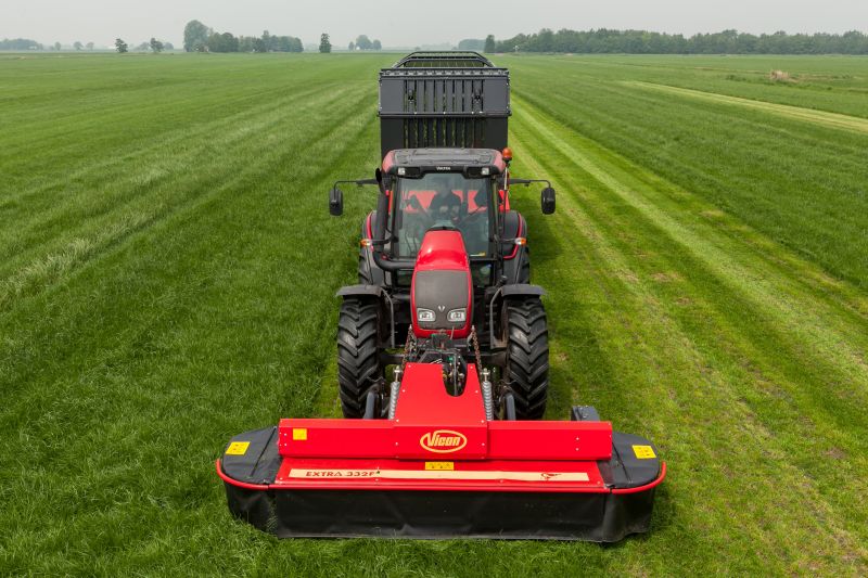 Plain Mowers - Vicon EXTRA 332XF, designed for narrow swathing and wide spreading, first front disc mower with with an actively driven swath former