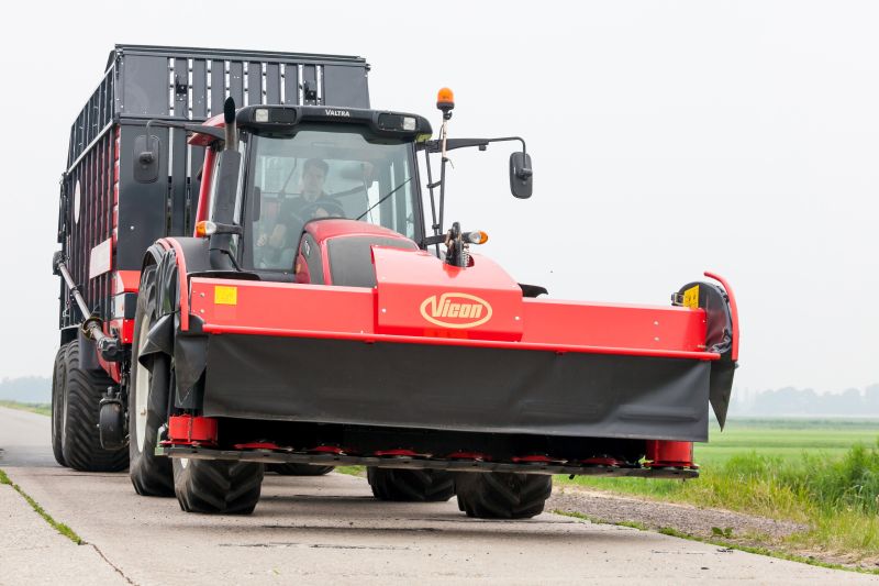 Plain Mowers - Vicon EXTRA 332XF, designed for narrow swathing and wide spreading, first front disc mower with with an actively driven swath former