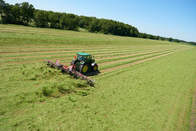 mounted tedders - VICON FANEX 554-684-764-904-1124, Central adjustment for border spreading keeping the crop inside the field.