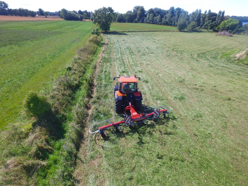 mounted tedders - VICON FANEX 554-684-764-904-1124, Central adjustment for border spreading keeping the crop inside the field.