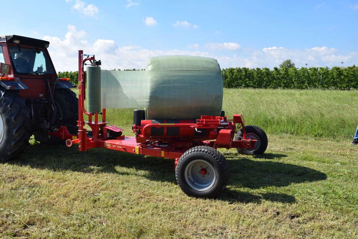 Enrubanneuse à table tournante traînée Vicon pour des balles rondes jusqu'à 1000kg