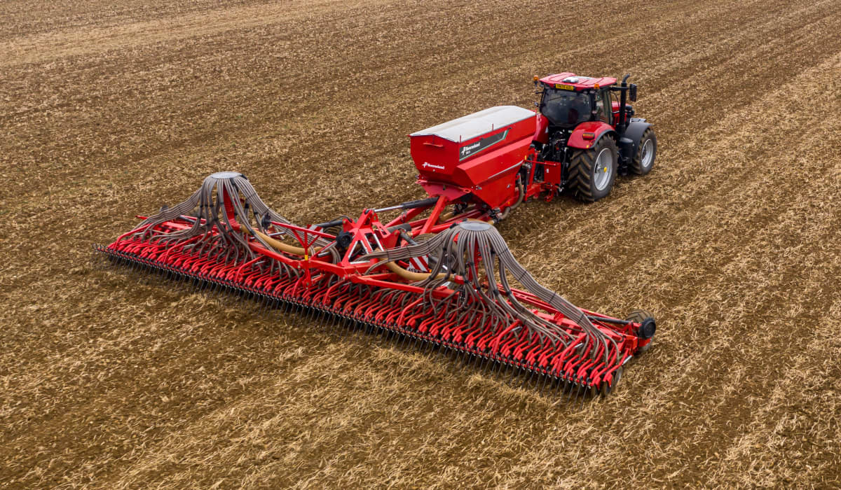 Le semoir Kverneland DG II permet un semis efficace sur de grandes largeurs, avec une capacité élevée, pour un débit de chantier maximal.