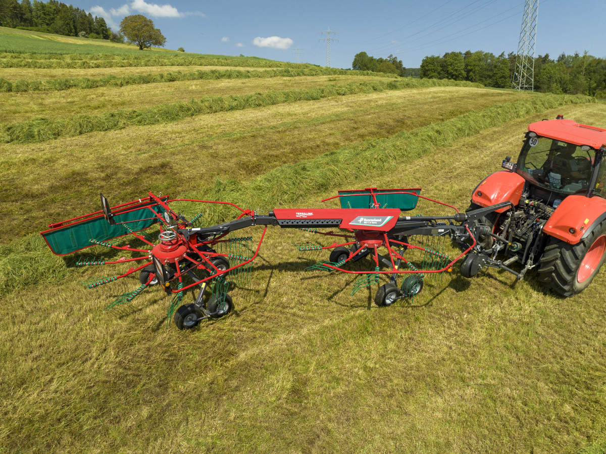 Double rotor rakes - Kverneland 9471 S EVO - 9471 S VARIO, operates in most conditions and is efficient around corners and hedges