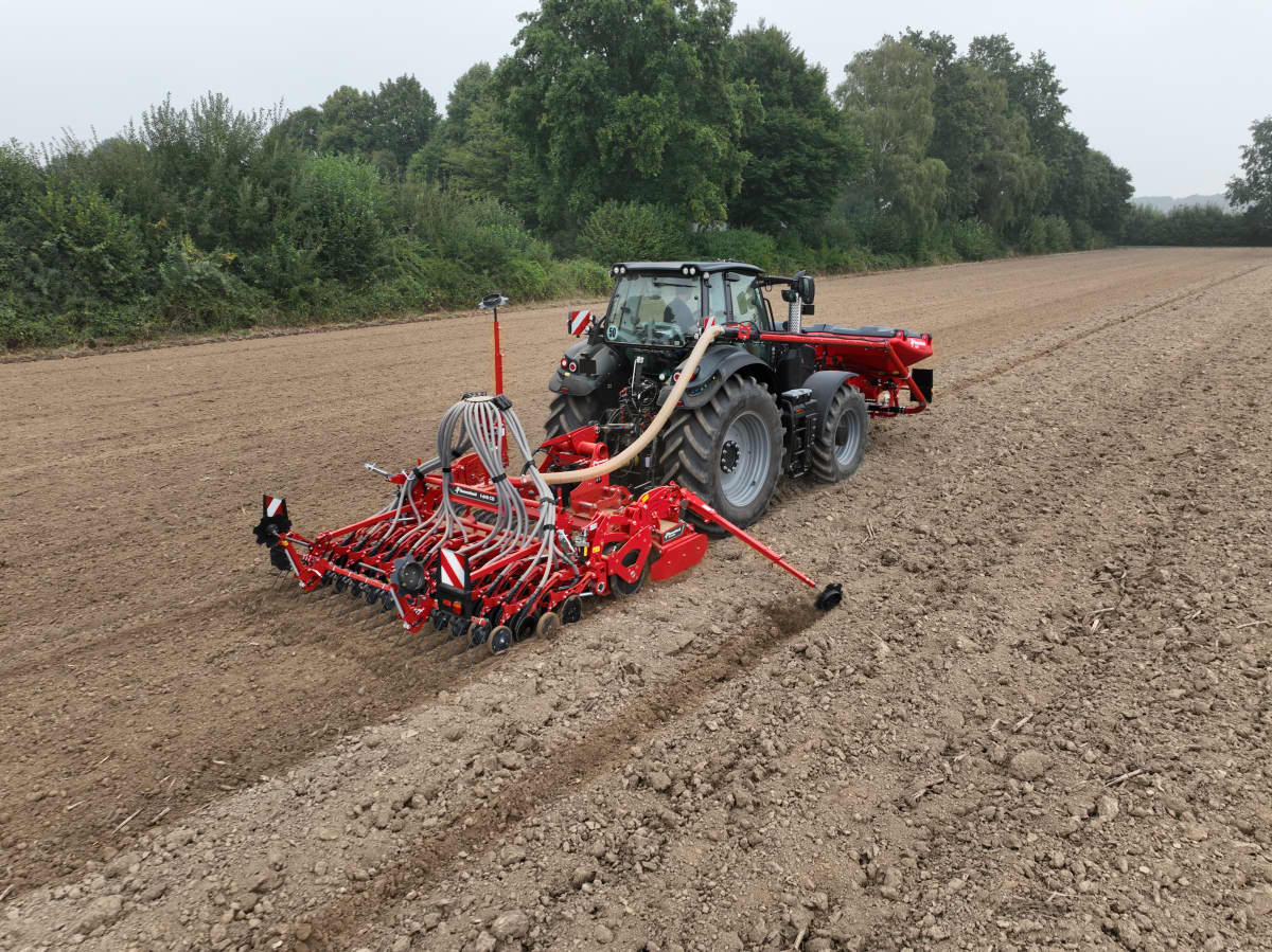 Barre de semis fixe Kverneland f-drill CB en combinaison avec la trémie frontale f-drill de 3 m à 4 m