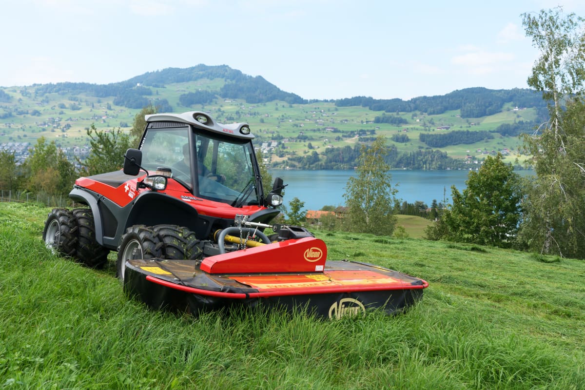 Plain Mowers - VICON EXTRA 328F - 332F - FRONT MOUNTED DISC MOWER, with its responsive headstock makes it easy to use