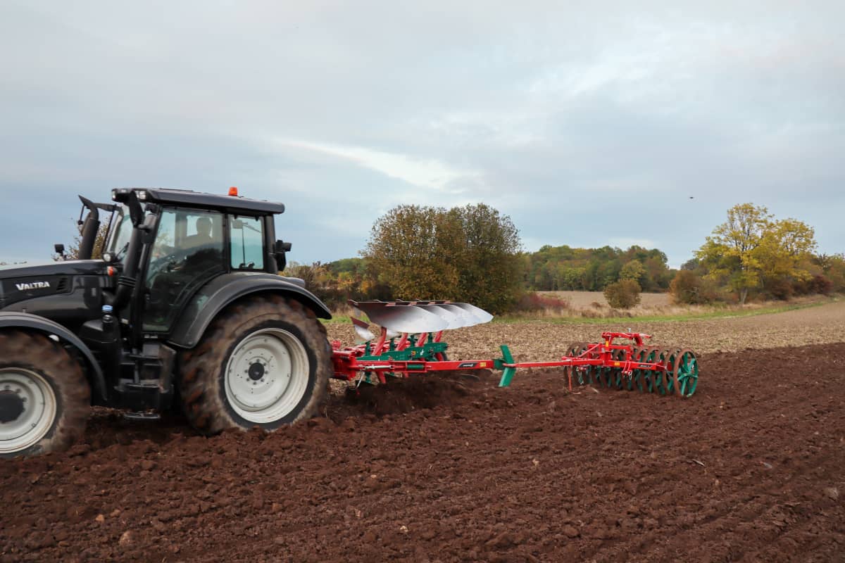 Kverneland 2300 S Providing the best soil preparation, with great range of accessories