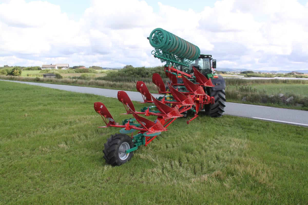 Kverneland 3300 S, compact travelling above ground dragged by tractor