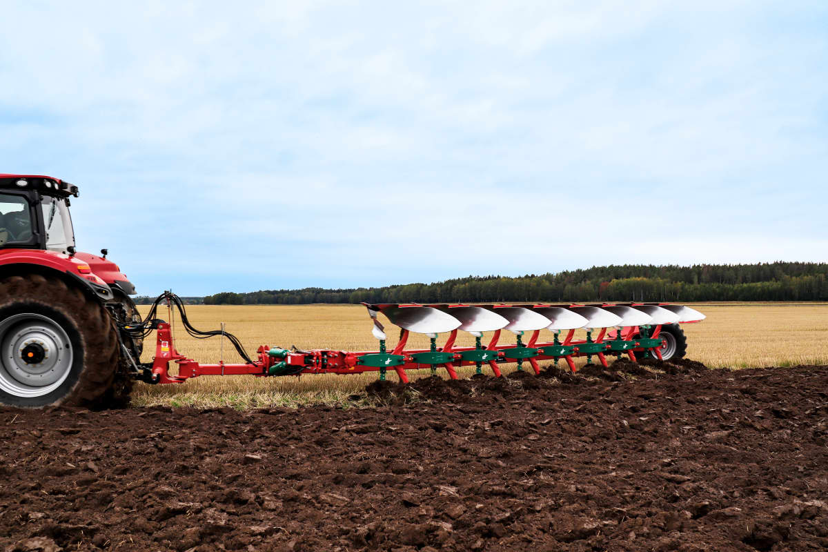 Kverneland 6300 S, provides the best soil preparation while ploughing