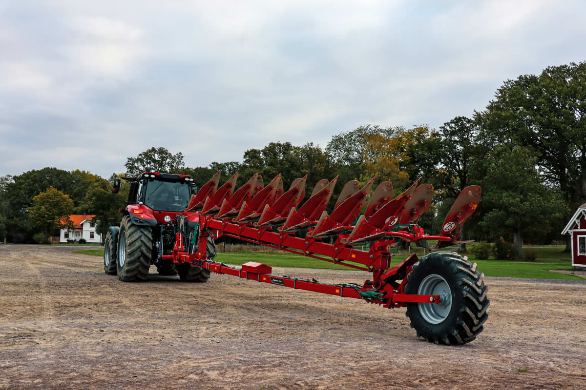 Kverneland 6300 S, compact while transported by tractor