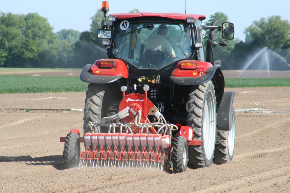 Kverneland Miniair Nova pneumatic precision seed drill for a large variety of natural, coated or pelleted seeds