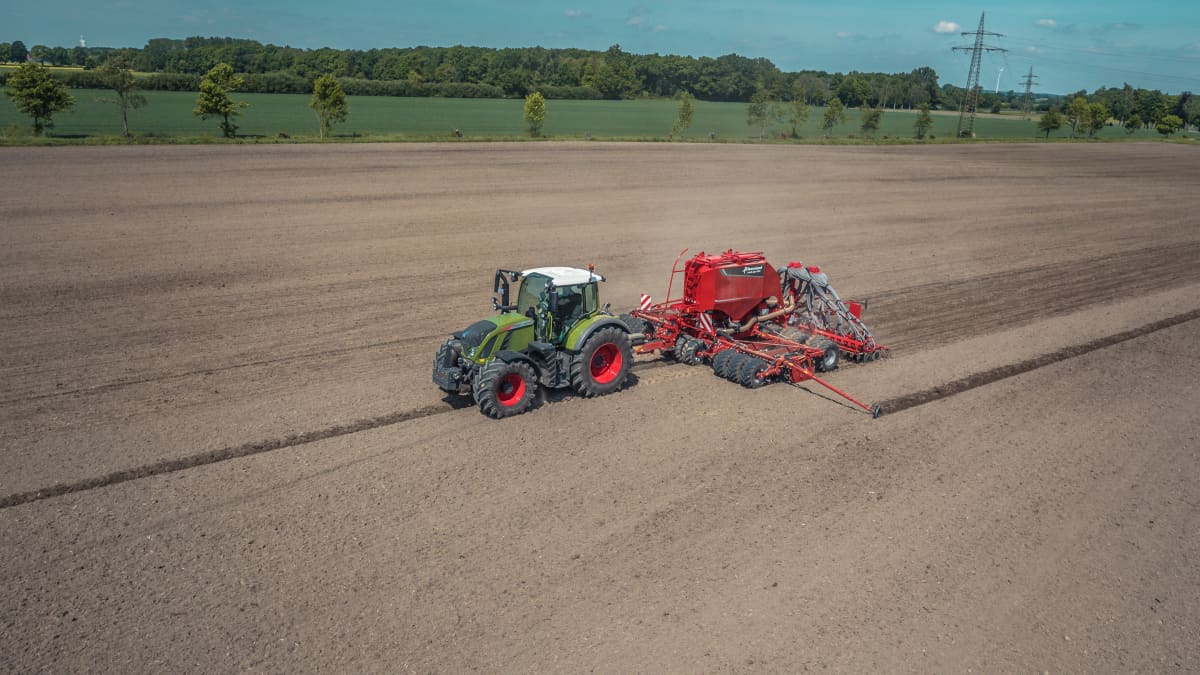 Kverneland u-drill plus, ombined grain and fertiliser version, operating at high speed