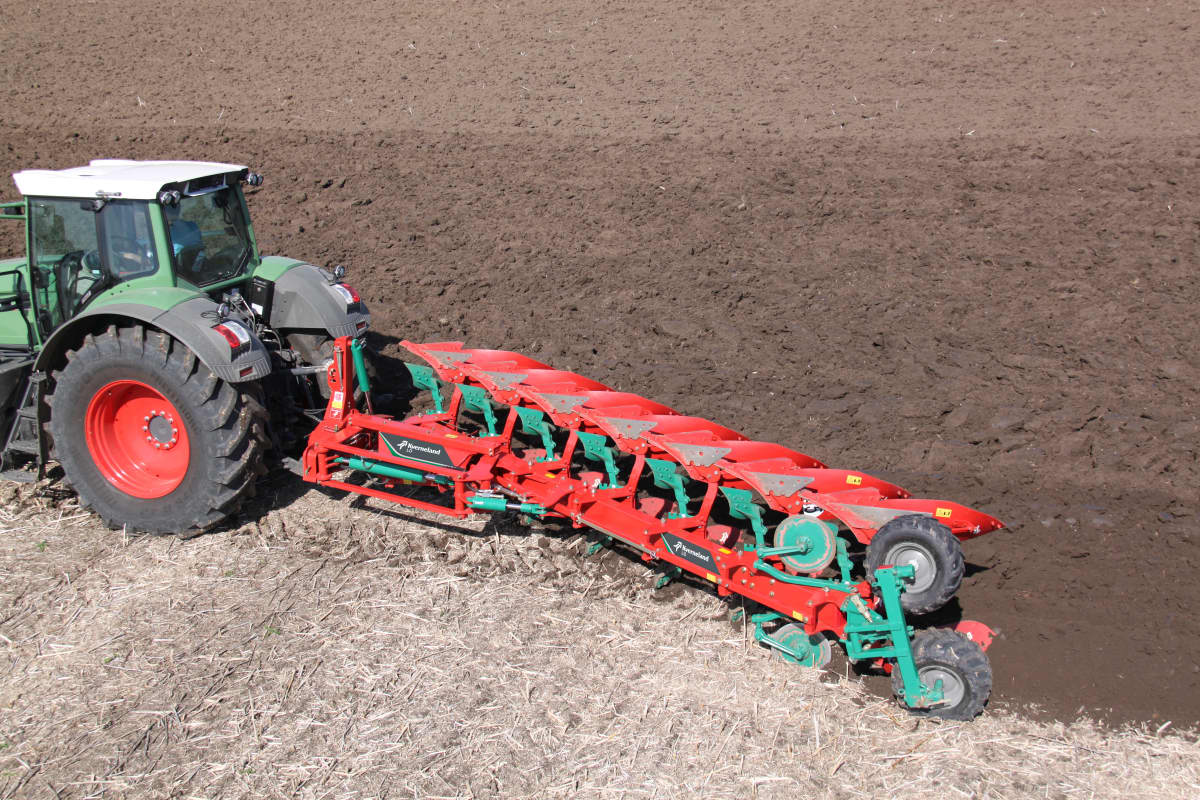 Reversible Mounted Ploughs - Kverneland LO robust legs provides protection to the heaviest and roughest soils
