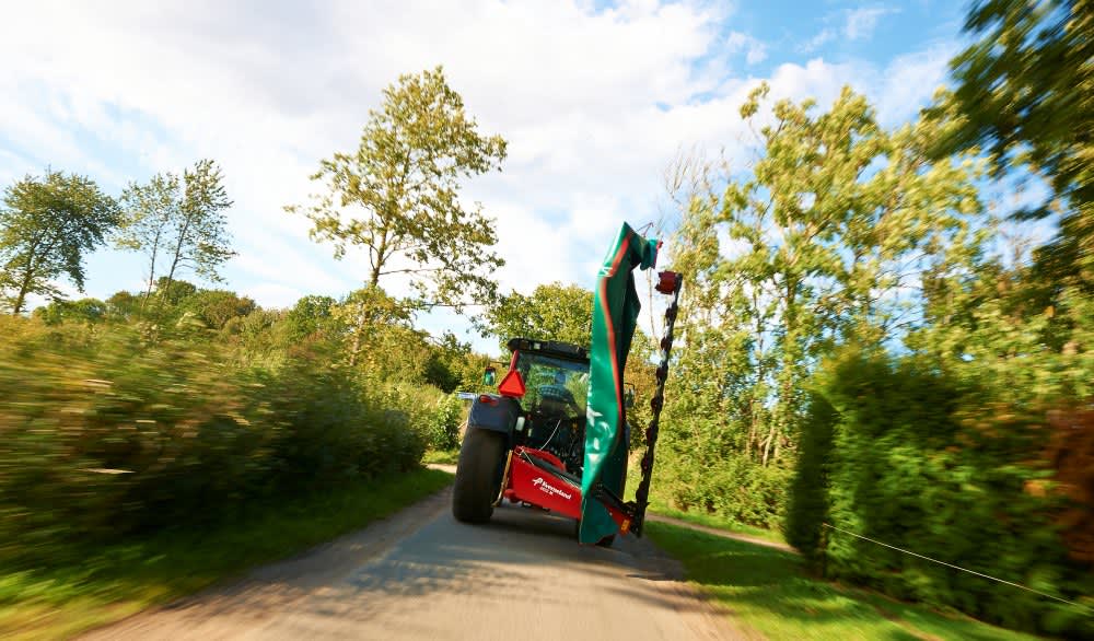 Plain Mowers - KVERNELAND 2624 M - 2628 M - 2632 M, vertically transported for safer travelling