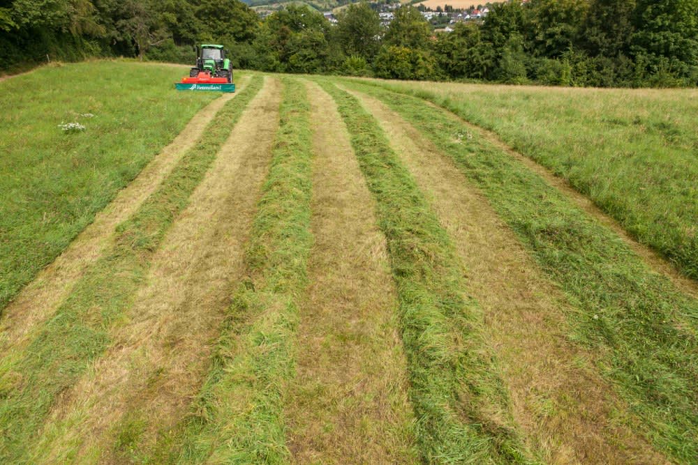 Plain Mowers - Kverneland 2832 FS, operating efficient during operation on field