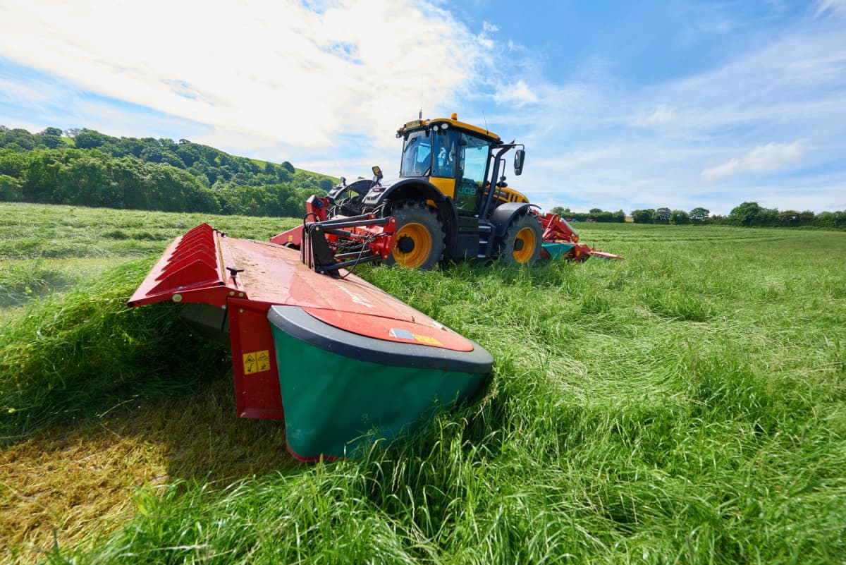 Mower Conditioners - Kverneland 3332MT-3332MR-333 operating on field