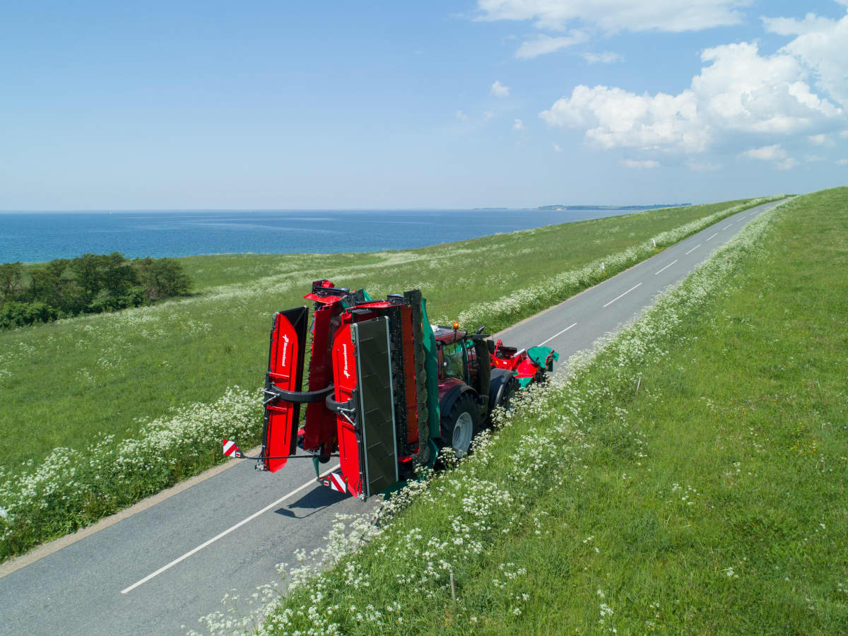 Mower Conditioners - Kverneland 53100 BX, folded and transported efficiently and safe on road
