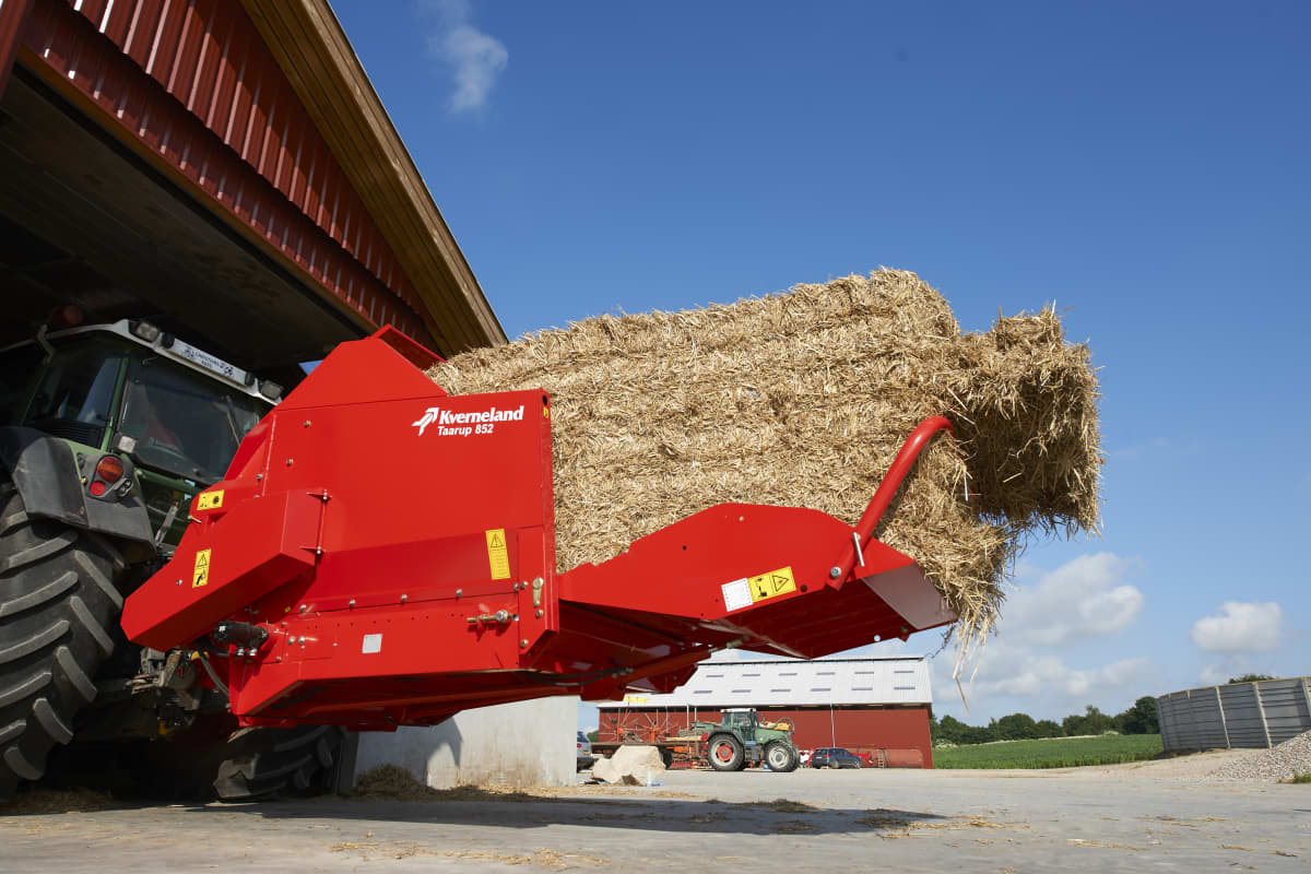 Bale Choppers - Feeders, Kverneland 852, made for working with straw, carry two bales in one go, easy loading of bales