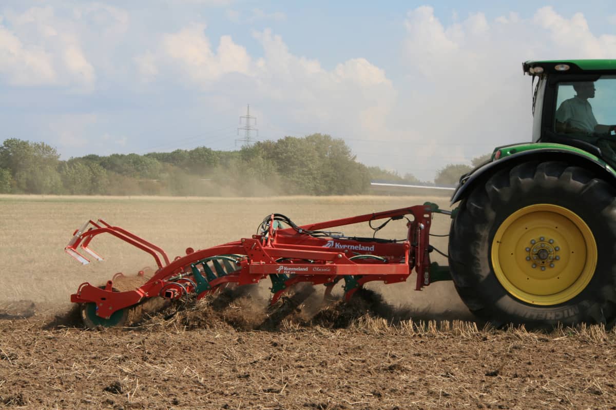 Stubble Cultivators - Kverneland CLC-pro-Classic ploughing field, easy and compact module