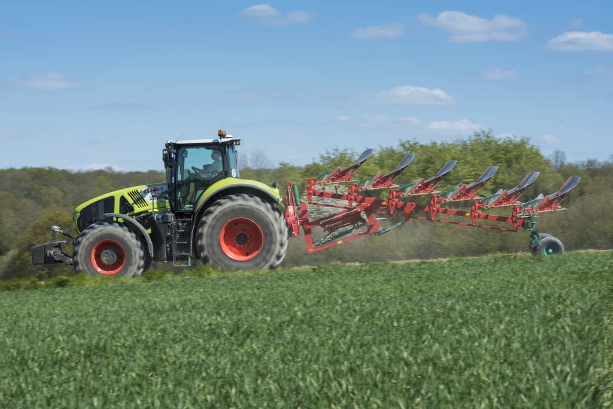 Reversible Mounted Ploughs - Kverneland EO-LO, unique steel results in low lift requirements, great for the tractor