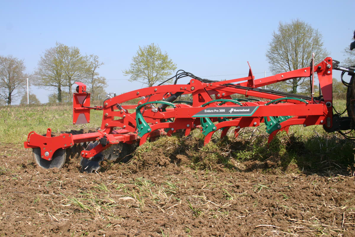 Stubble Cultivators - Kverneland Enduro Pro ploughing efficient and powerful during operation on field