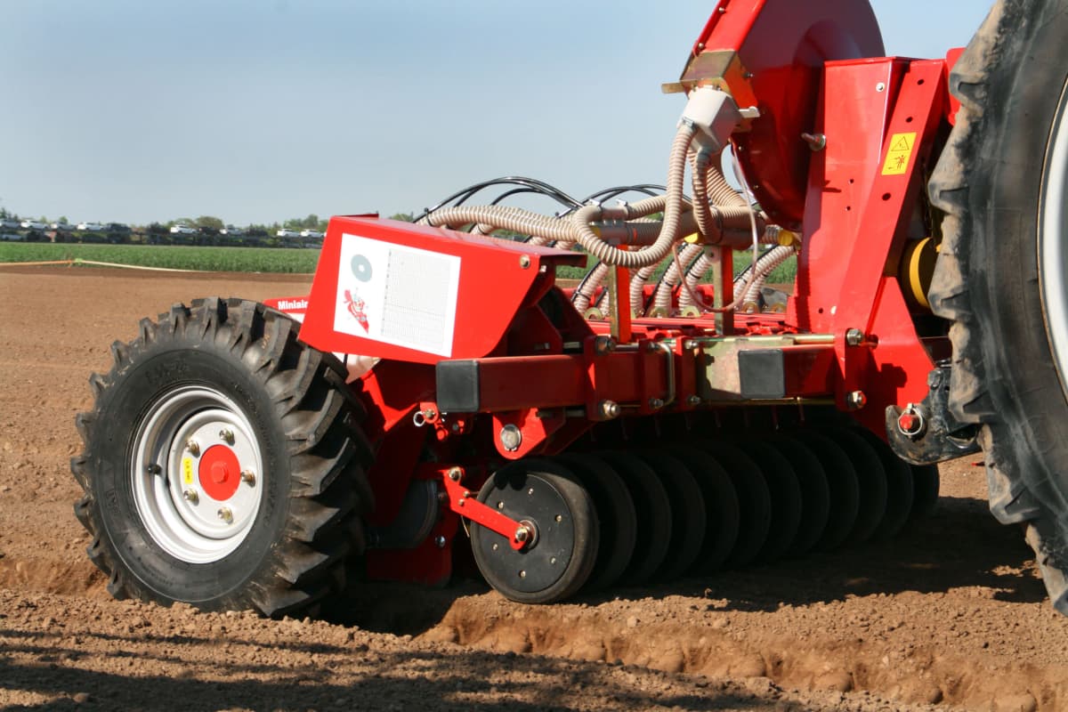 Vegetable precision drills - Kverneland Miniair Nova, pneumatic precision seed drill for a large variety of natural, coated or pelleted seeds