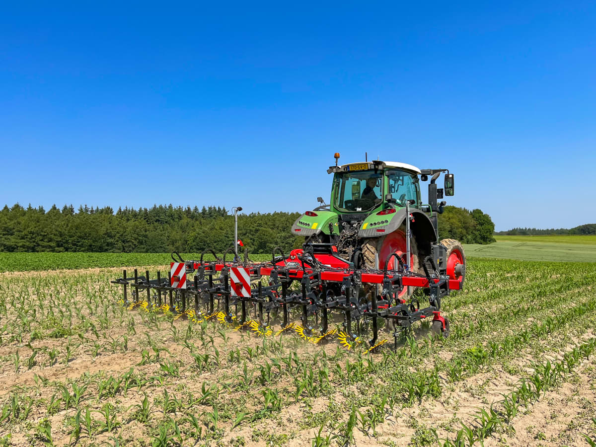 Inter-row cultivator for mechanical weeding | Kverneland Onyx