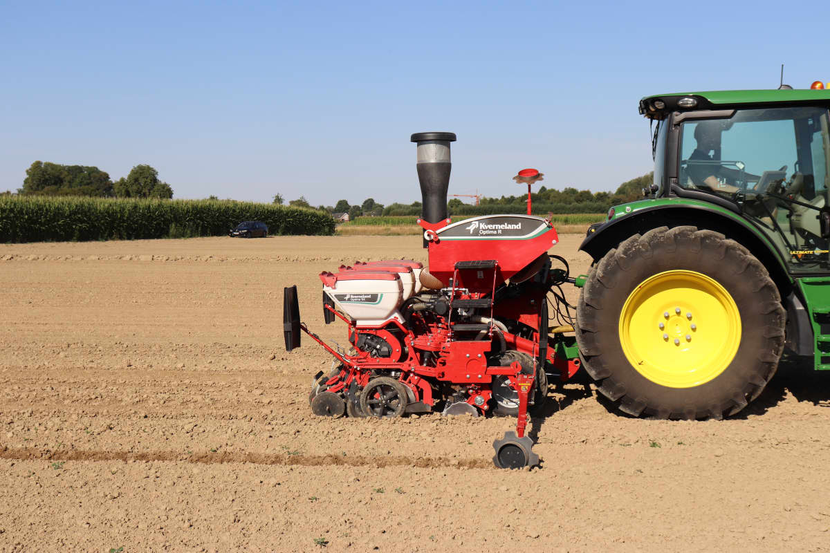 Pneumatic precision drills - Kverneland optima R, universal pneumatic precision drill for maize, sunflowers, field beans etc.. cost efficient and strong frame