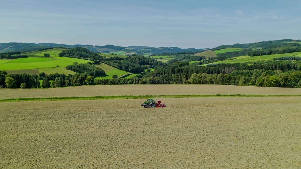 Kverneland - Kverneland-Saturia_3m-field-drone far.jpg