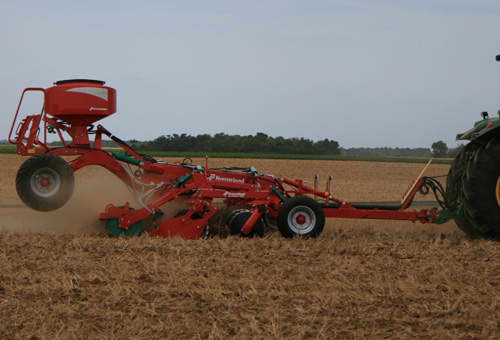 Stubble Cultivators - Kverneland-a-drill operating with high precision
