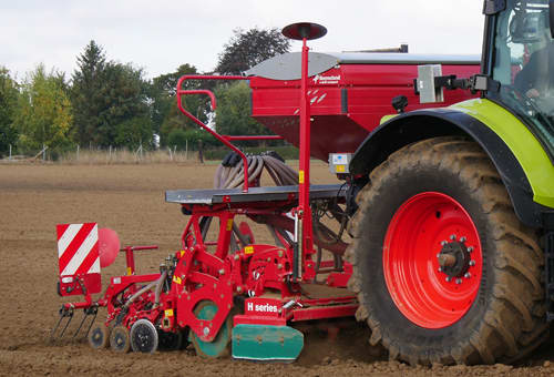 Pneumatic seed drills - Kverneland e-drill compact e-drill maxi seeding on field