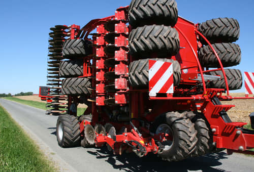 Integrated seeding combinations - Kverneland U-drill, compact on road transported by tractor