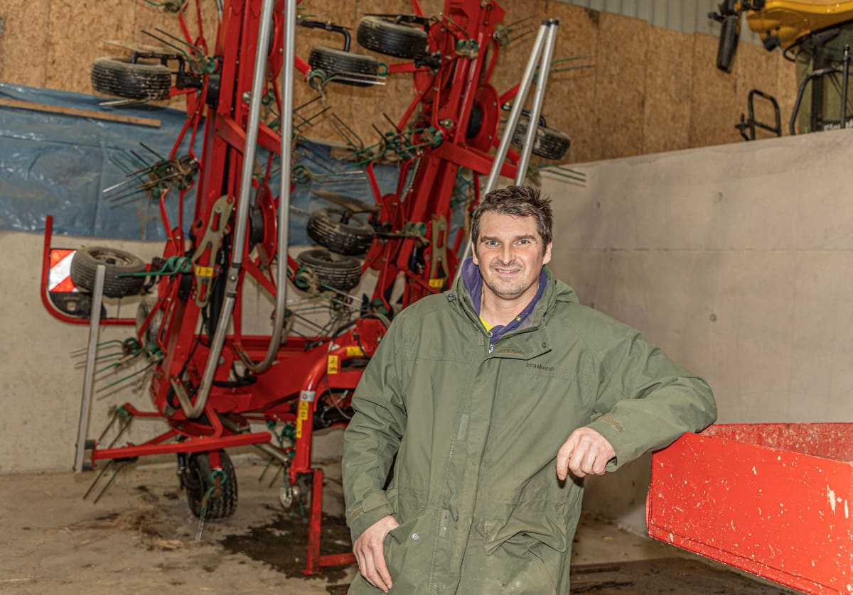 Kverneland - Maksymalna wydajność suszenia trawy dzięki przetrząsaczom Kverneland 85112