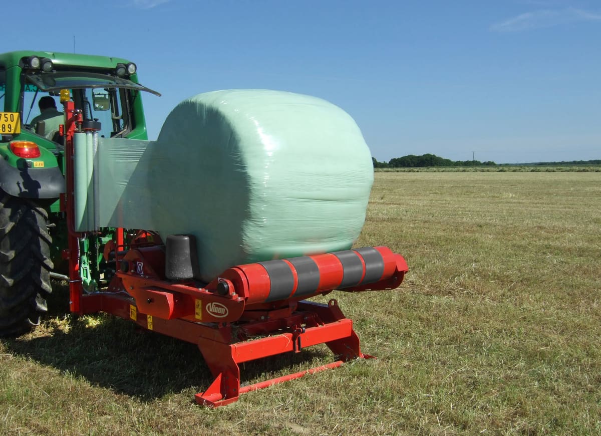 Bale Wrappers - VICON BW 2100, reliable way of wrapping bales also three-point mounted turntable wrapper