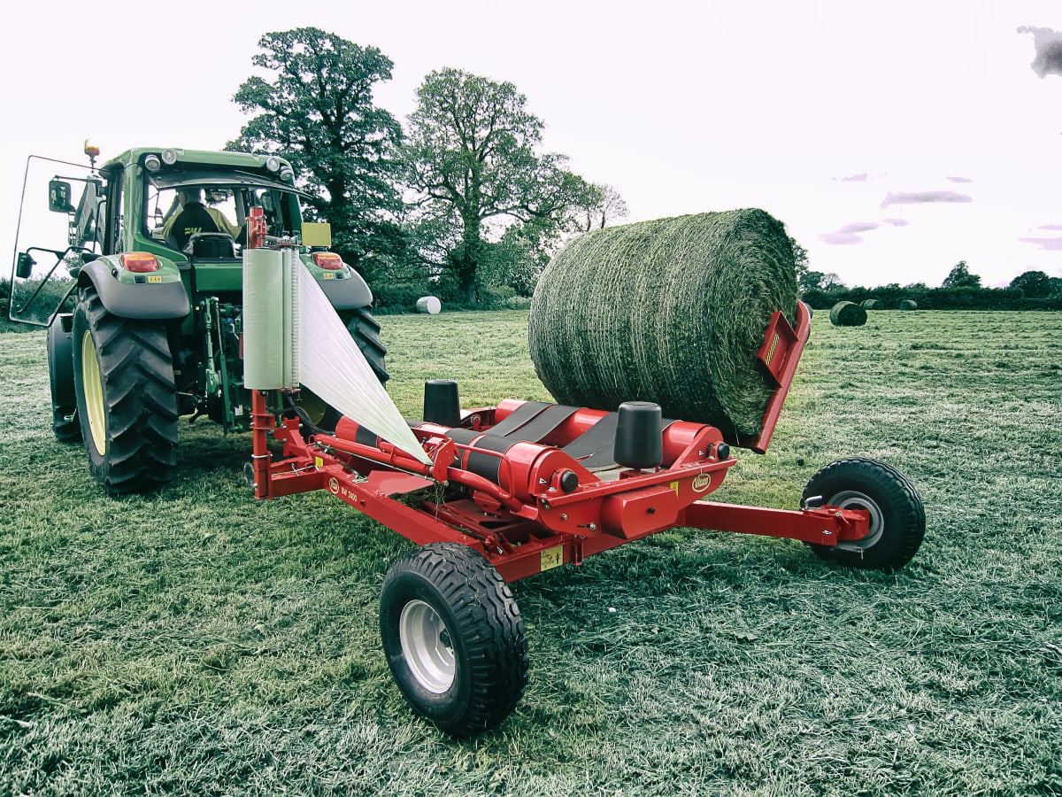 Bale Wrappers - VICON BW 2400, trailed wrapper produced for smaller tractors and is very ease to operate