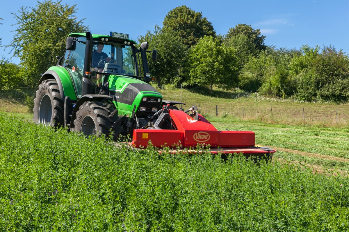 Plain Mowers - Vicon EXTRA 332XF, designed for narrow swathing and wide spreading, first front disc mower with with an actively driven swath former