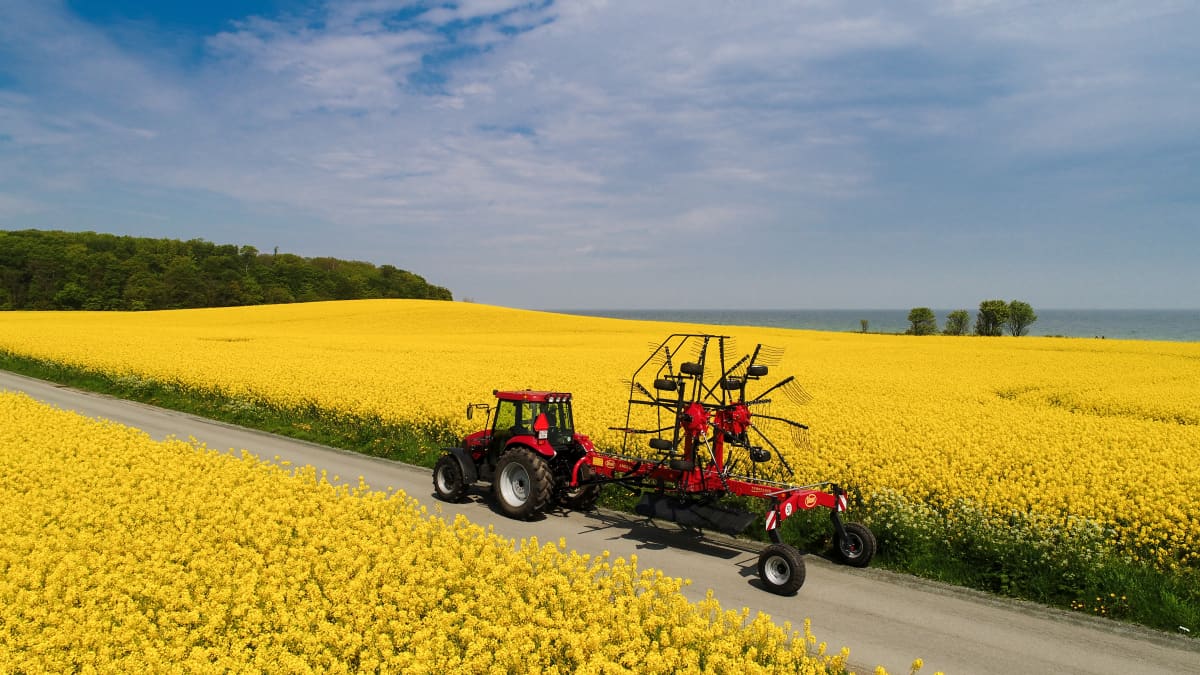 Double Rotor Rakes - VICON ANDEX 644-724-724 HYDRO-764, folded compact during safe and efficient transportation on road