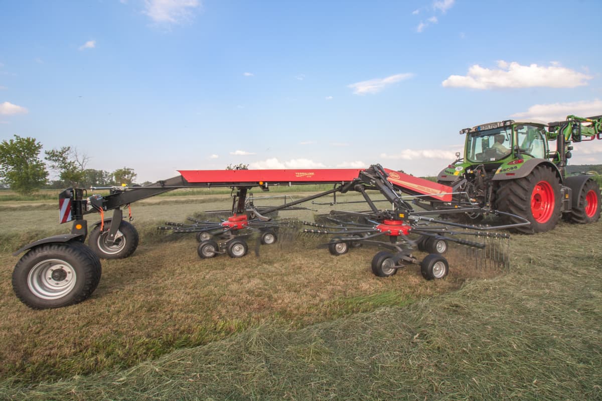 Double Rotor Rakes - VICON ANDEX 705 EVO - 705 VARIO, operating on field with high performance and precision