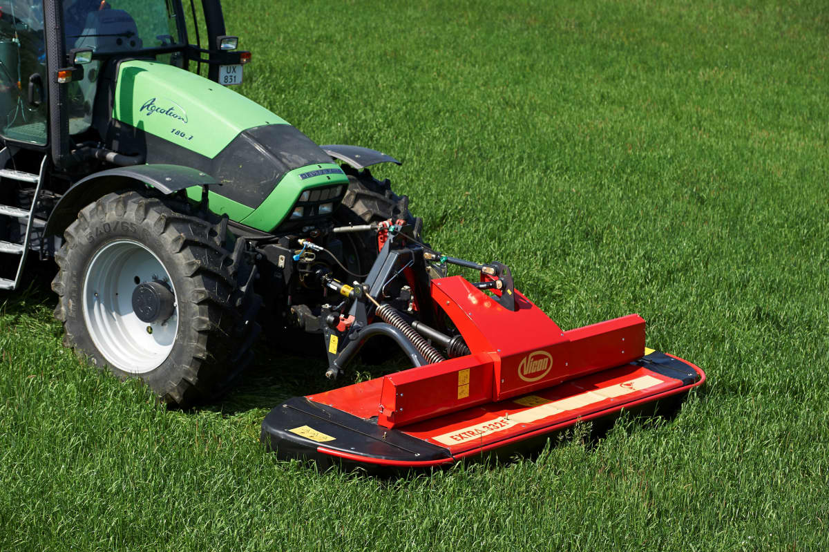 Plain Mowers - VICON EXTRA 328F - 332F - FRONT MOUNTED DISC MOWER, with its responsive headstock makes it easy to use