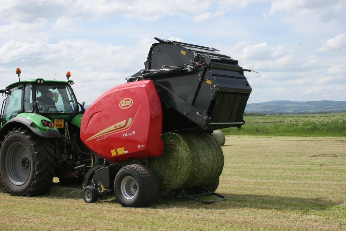 Variable Chamber round balers - VICON RV 5216 - 5220 PLUS, high performance during field operation