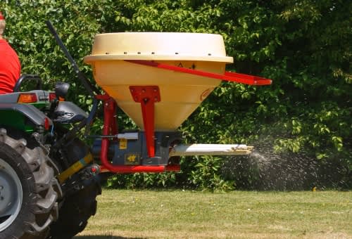 pendulum spreaders - vicon superflow ps225 multi-functional spreader, operating on field