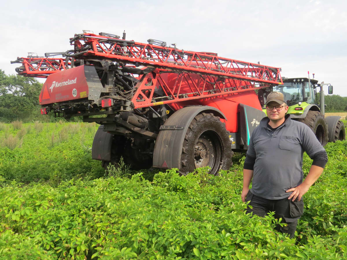Simon Bækgaard Christensen with his Kverneland iXtrack T6 sprayer in a potato field, central Jutland.