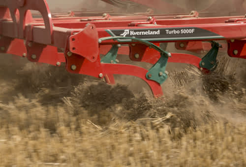 Laboreo eficiente y de gran capacidad. El semichísel Turbo está previsto para trabajar el terreno a gran velocidad mientras que mantiene una profundidad de trabajo uniforme y un excelente resultado de desterronado.